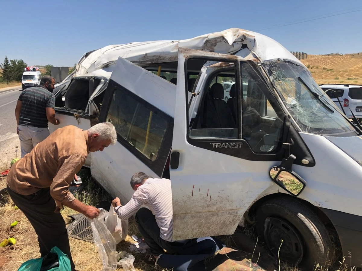 Minibüs Takla Attı: 1'i Ağır 5 Yaralı   