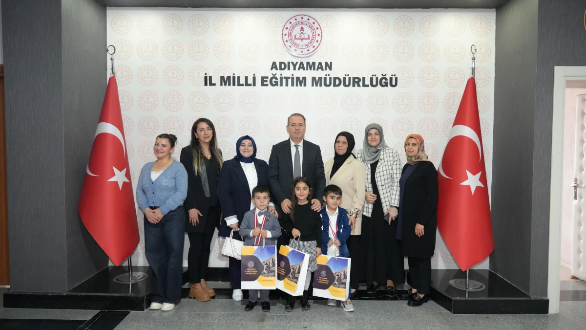 Minik Y&uuml;reklerden B&uuml;y&uuml;k Mesaj: İstikl&acirc;l Marşı&rsquo;nı Ezbere Okudular