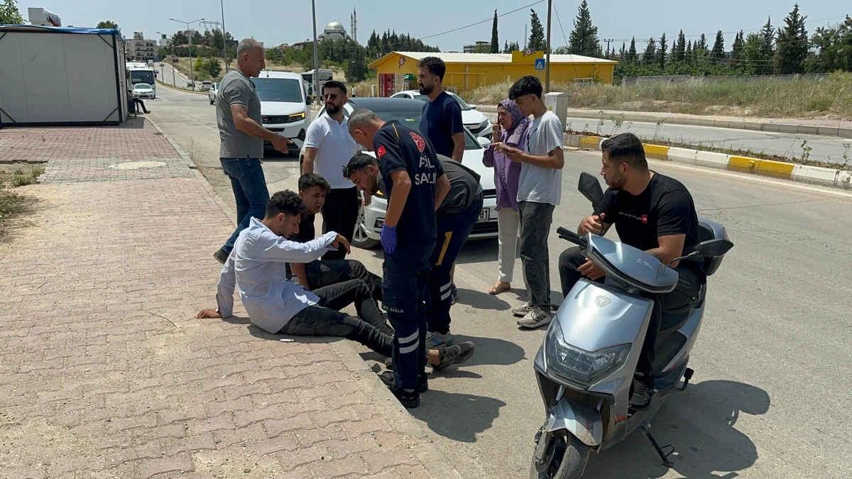 Motosiklet devrildi: 2 yaralı   