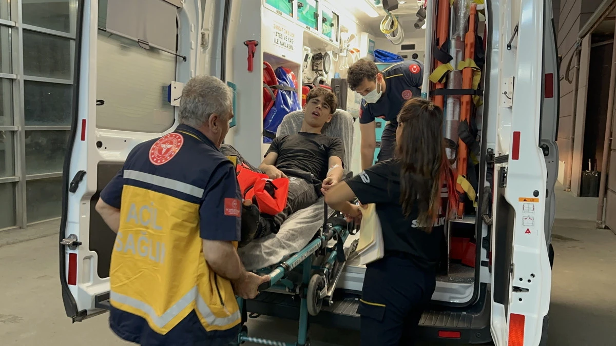 Motosikletten Düşen Genç Yaralandı   