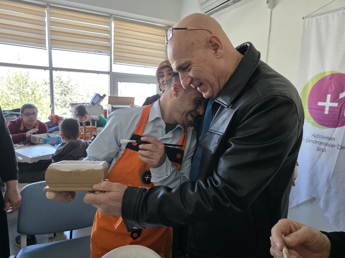 M&uuml;d&uuml;r El&uuml;st&uuml;, Kurs ve At&ouml;lyelerde İncelemelerde Bulundu