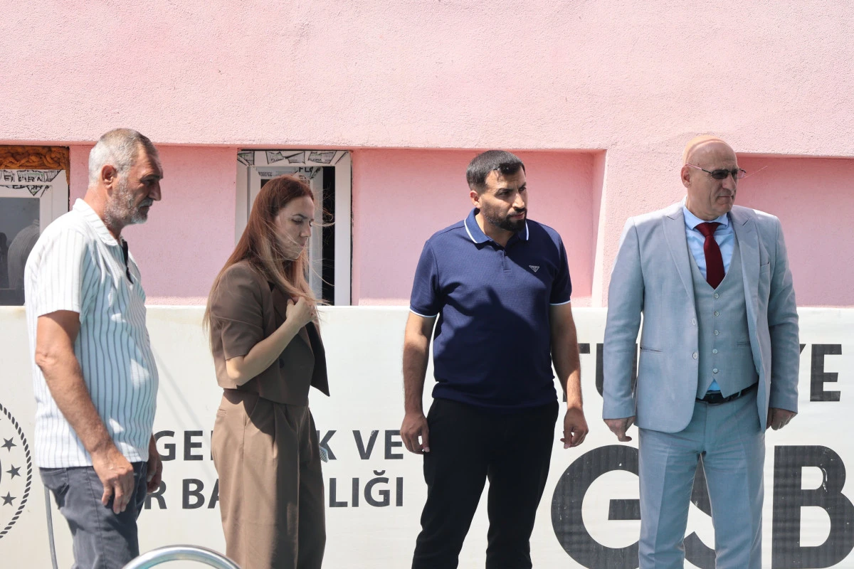 M&uuml;d&uuml;r El&uuml;st&uuml;&rsquo;nden Gerger&rsquo;de Gen&ccedil;lik ve Spor Tesislerine Ziyaret