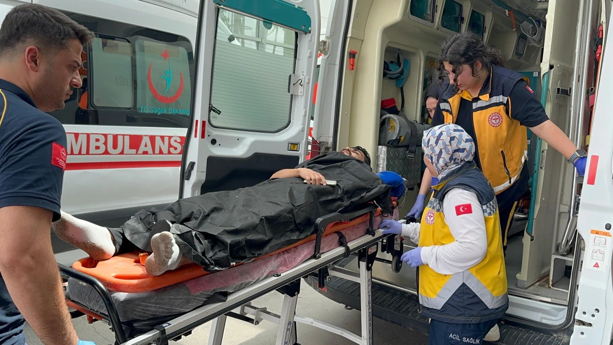 Otomobil İle Motosiklet Çarpıştı: 2 Yaralı   