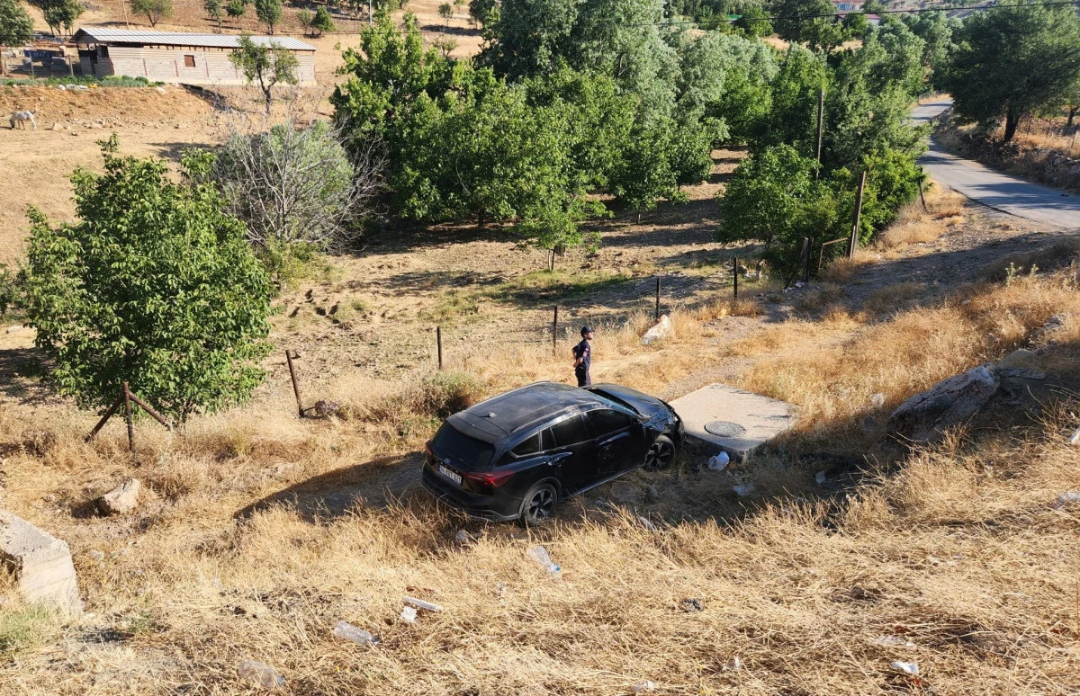 Otomobil Şarampole Uçtu: 3 Yaralı   