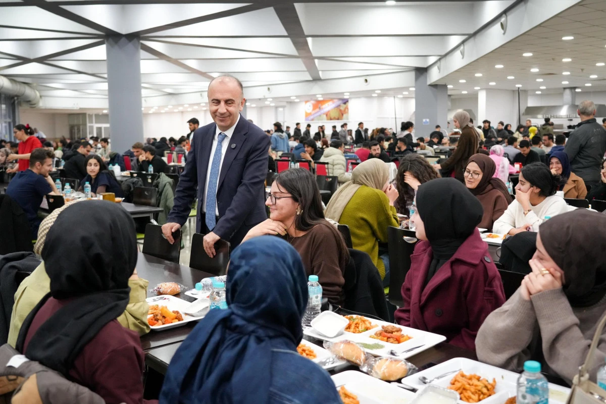 Rekt&ouml;r Keleş &Ouml;ğrencilerle Aynı İftar Sofrasında Buluştu