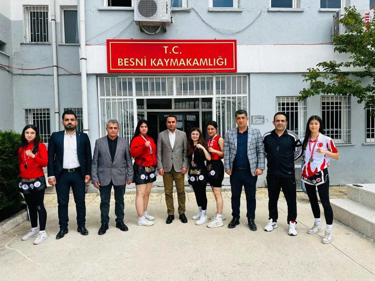 Şampiyon sporculardan Kaymakam Partal’a ziyaret   