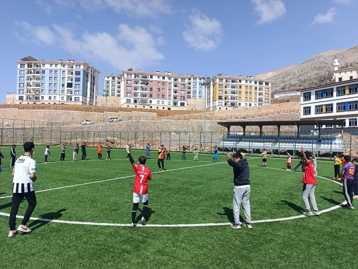 &ldquo;Sokaklar Bizim&rdquo; Projesi Gen&ccedil;leri Futbolla Buluşturmaya Devam Ediyor