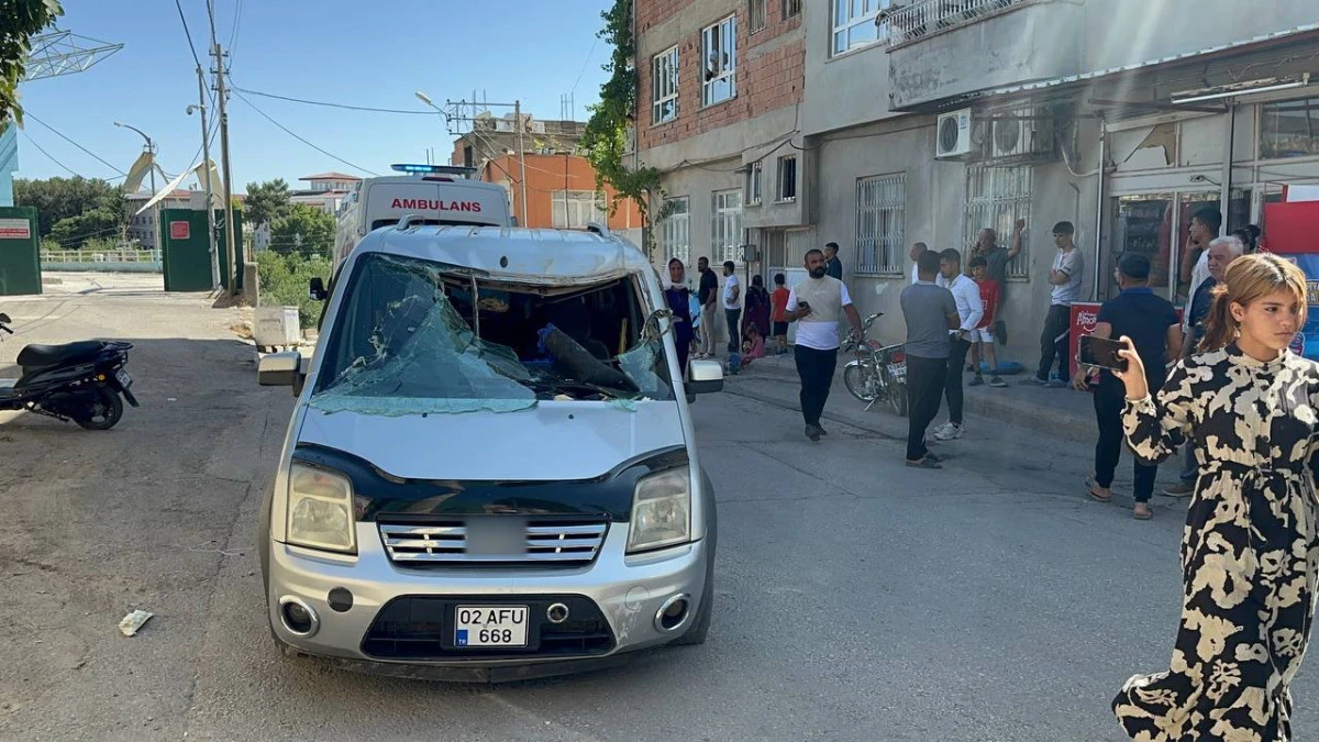 Tribün Panelleri, 6 Kişinin İçerisinde Bulunduğu Aracın Üzerine Düştü   