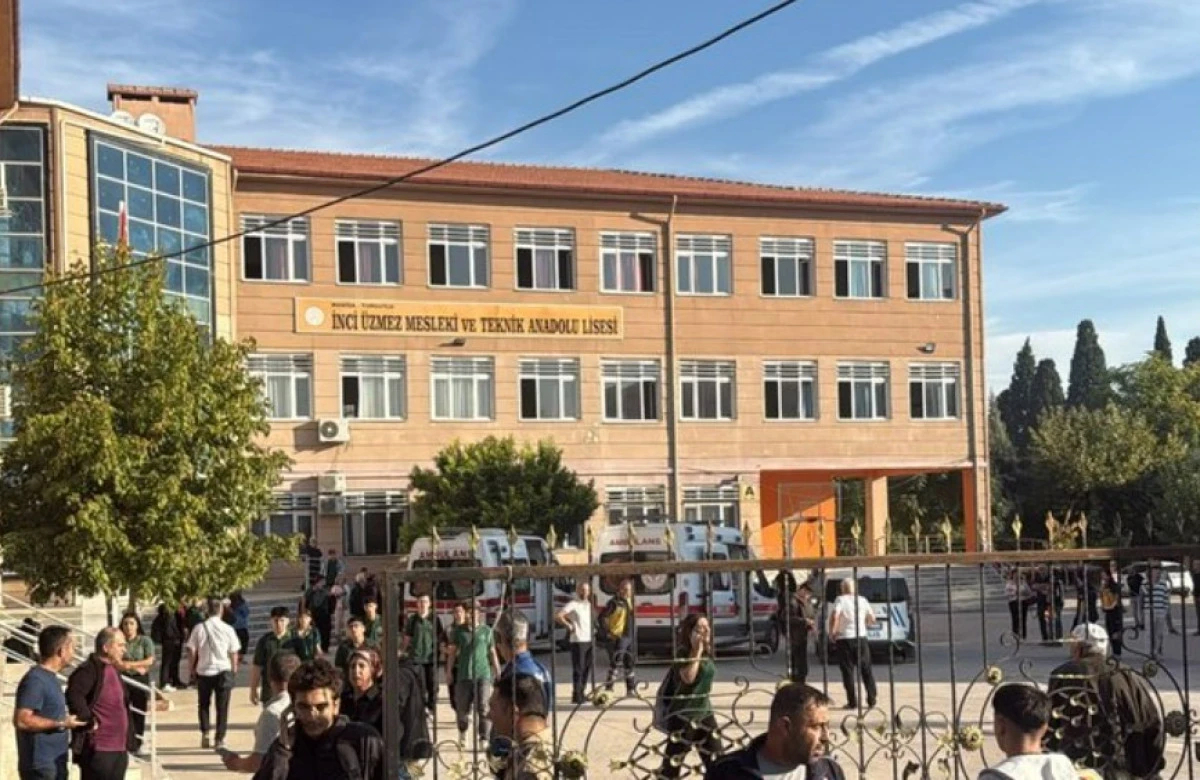 Turgutlu&rsquo;da okul yakınında silahlı saldırı: 8 kişi yaralandı