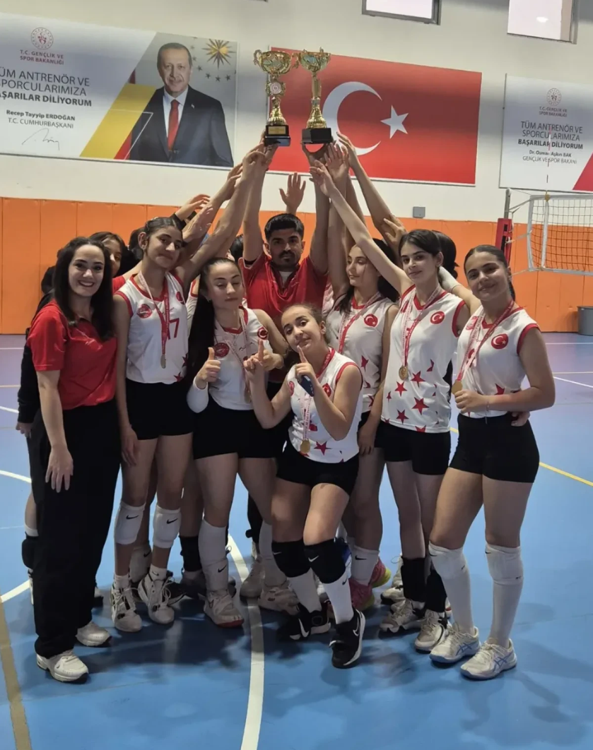 Tut Gen&ccedil;lik Kız Voleybol Takımı Yine Zirvede!