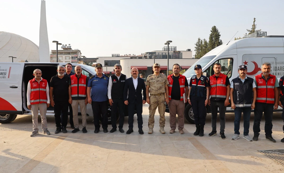 Vali Varol, Mobil Göç Noktası Araçlarını İnceledi   