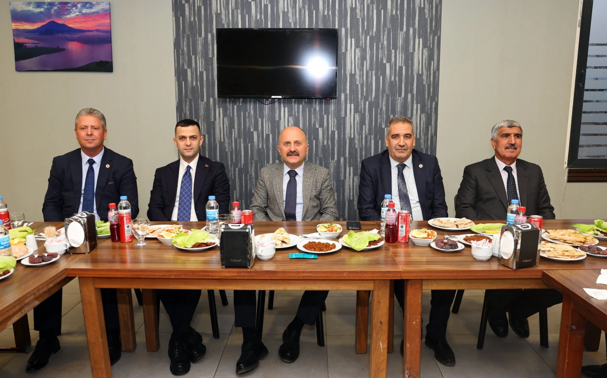 Vali Varol, Ramazan İftarında Meclis &Uuml;yeleri ve Personelle Buluştu