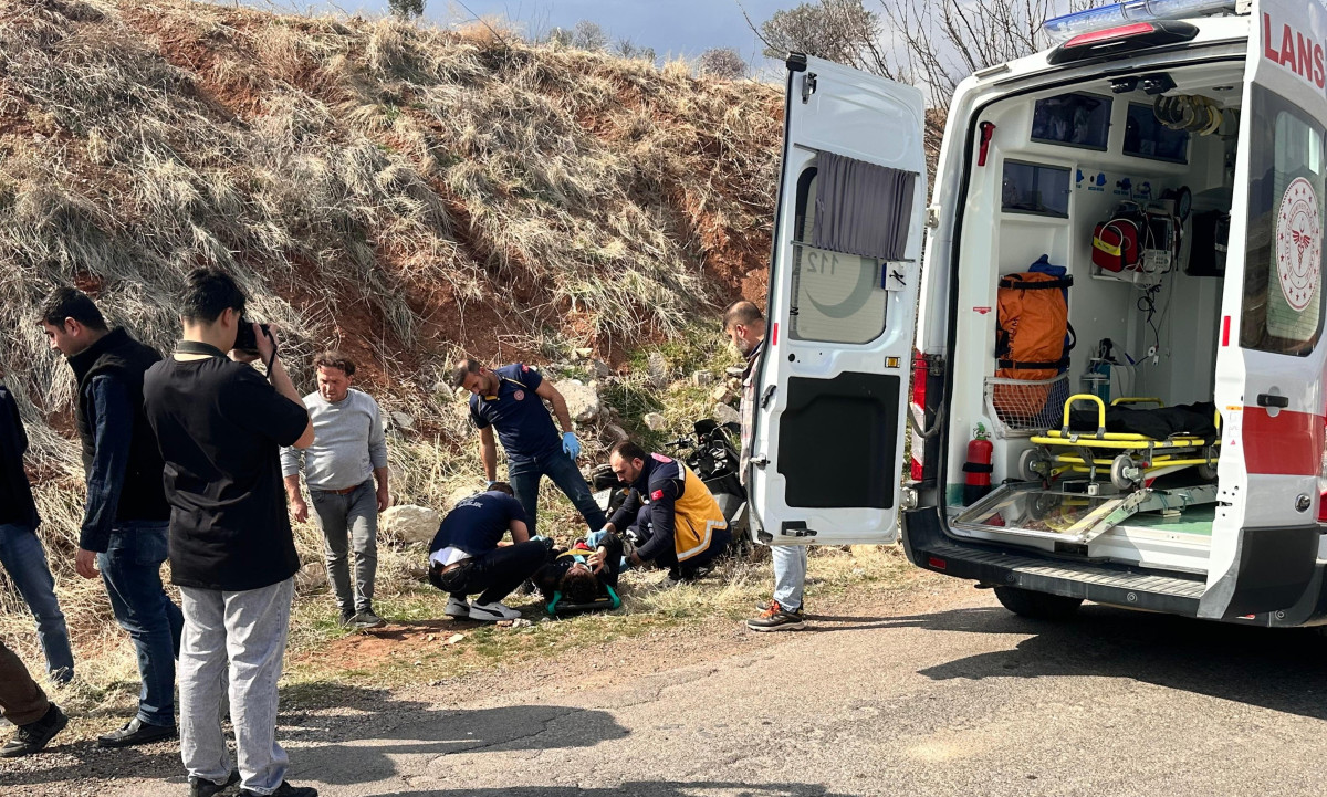 Virajı alamayan motosiklet devrildi: 1 yaralı   